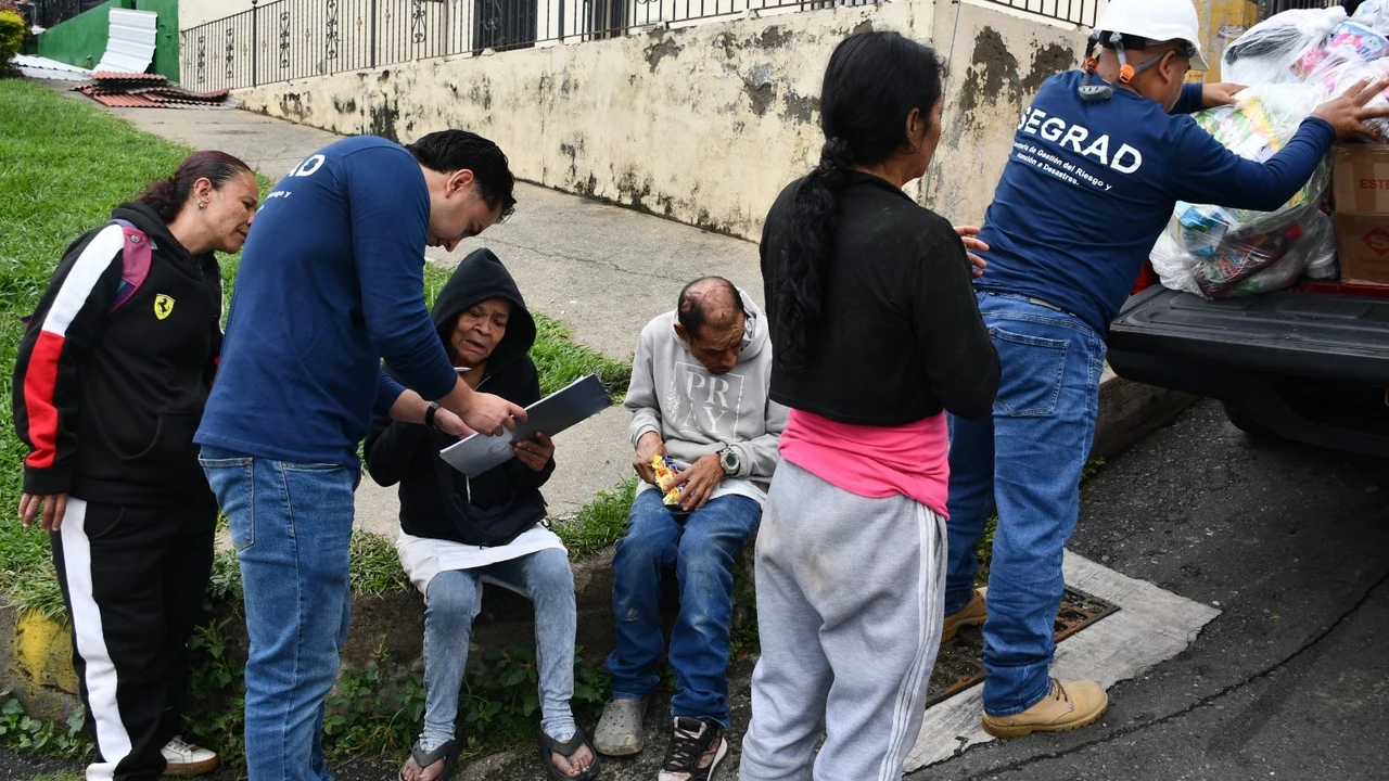 Noche de susto en Villas del Sol: la tierra cedió y dejó ocho casas afectadas en Bello 3 Funcionarios de la Secretaría de Gestión del Riesgo de Bello atienden a familias afectadas en Villas del Sol