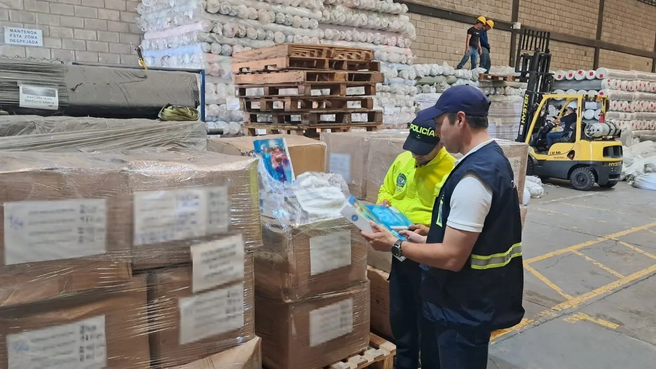 ¡Sin muñequitas para jugar! Incautan en Barranquilla 15.460 sets de muñecas presuntamente falsificadas 2 Operativo anticontrabando de la Policía y la DIAN en Barranquilla