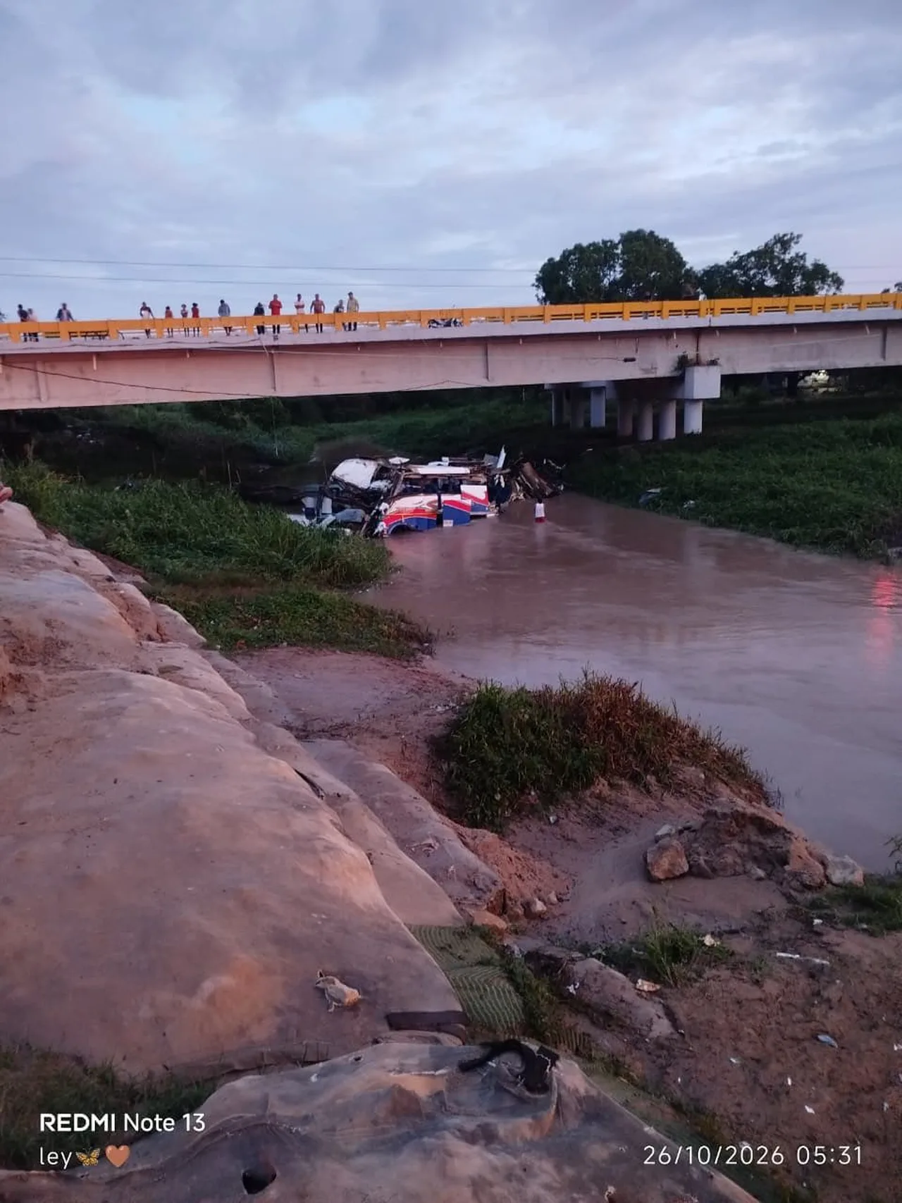 Tragedia vallenata: bus de la agrupación de Kbeto Zuleta cayó al río Ariguaní; dos muertos y 20 heridos 3 Vista del puente sobre el río Ariguaní y del bus accidentado en la madrugada del 26 de octubre