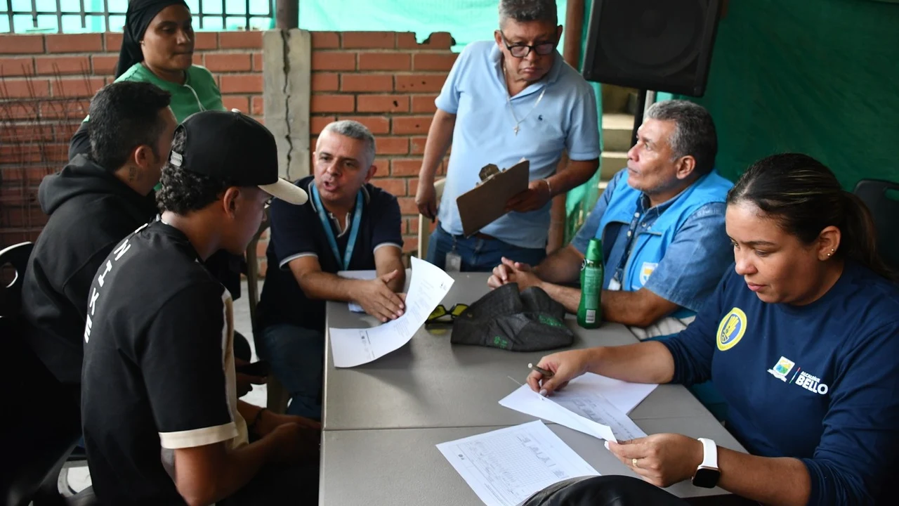 Calamidad pública en Bello: la ladera de La Sonora sigue en movimiento y hay casas selladas 2 Funcionarios de la Alcaldía de Bello atienden a familias afectadas por el movimiento en masa en La Sonora