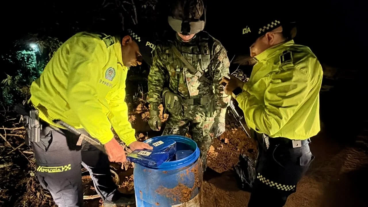 ¡Otro golpe a El Mesa! Incautan 40 kilos de cocaína en El Carmen de Viboral y afectan sus finanzas 2 Uniformados del Ejército y la Policía revisan un barril azul con paquetes de cocaína en El Carmen de Viboral