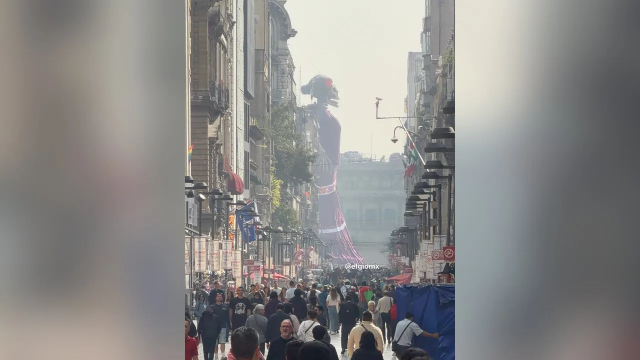 Catrina gigante de 32 metros deslumbra en el Zócalo de Ciudad de México y va por récord Guinness