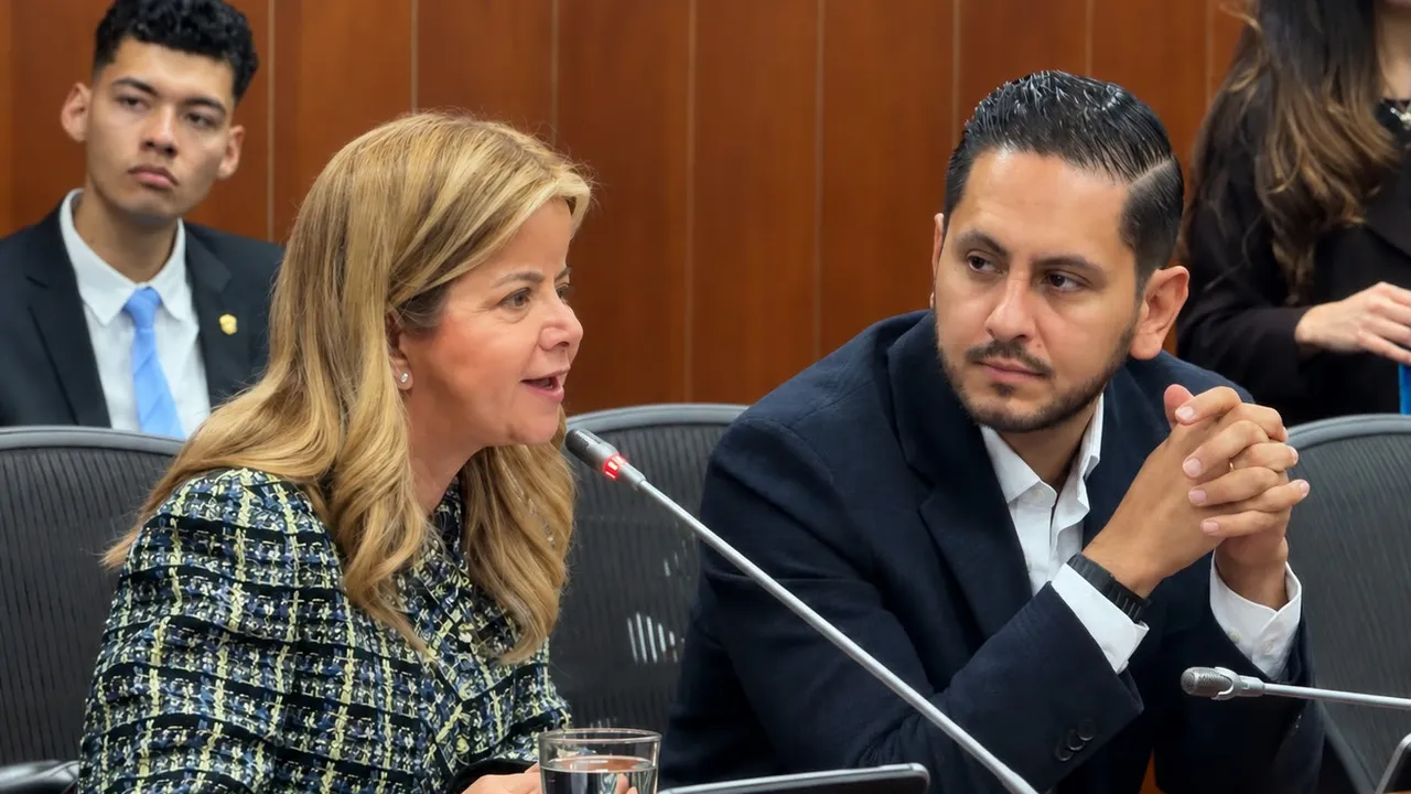 MinTransporte se comprometió a salvar $160.000 millones de excedentes de Devimed para el Oriente antioqueño 1 La ministra de Transporte, Elsa Noguera, y el senador Esteban Quintero durante la citación en la Comisión Sexta del Senado