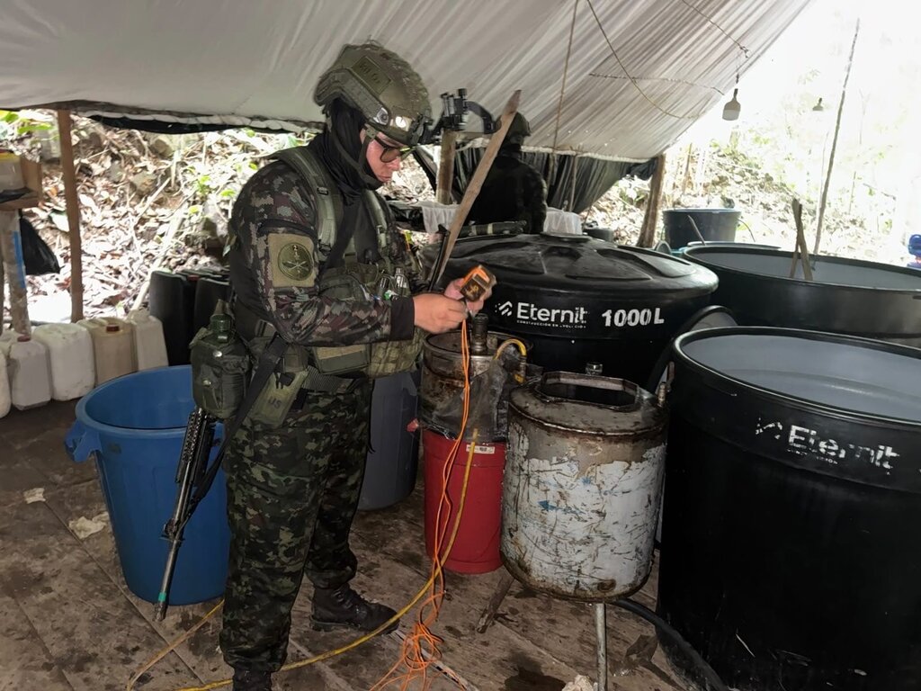 Duro golpe al ELN: Ejército destruyó laboratorio con más de una tonelada de cocaína en Sardinata 3 Soldado del Ejército junto a los tanques de insumos del laboratorio destruido en Sardinata