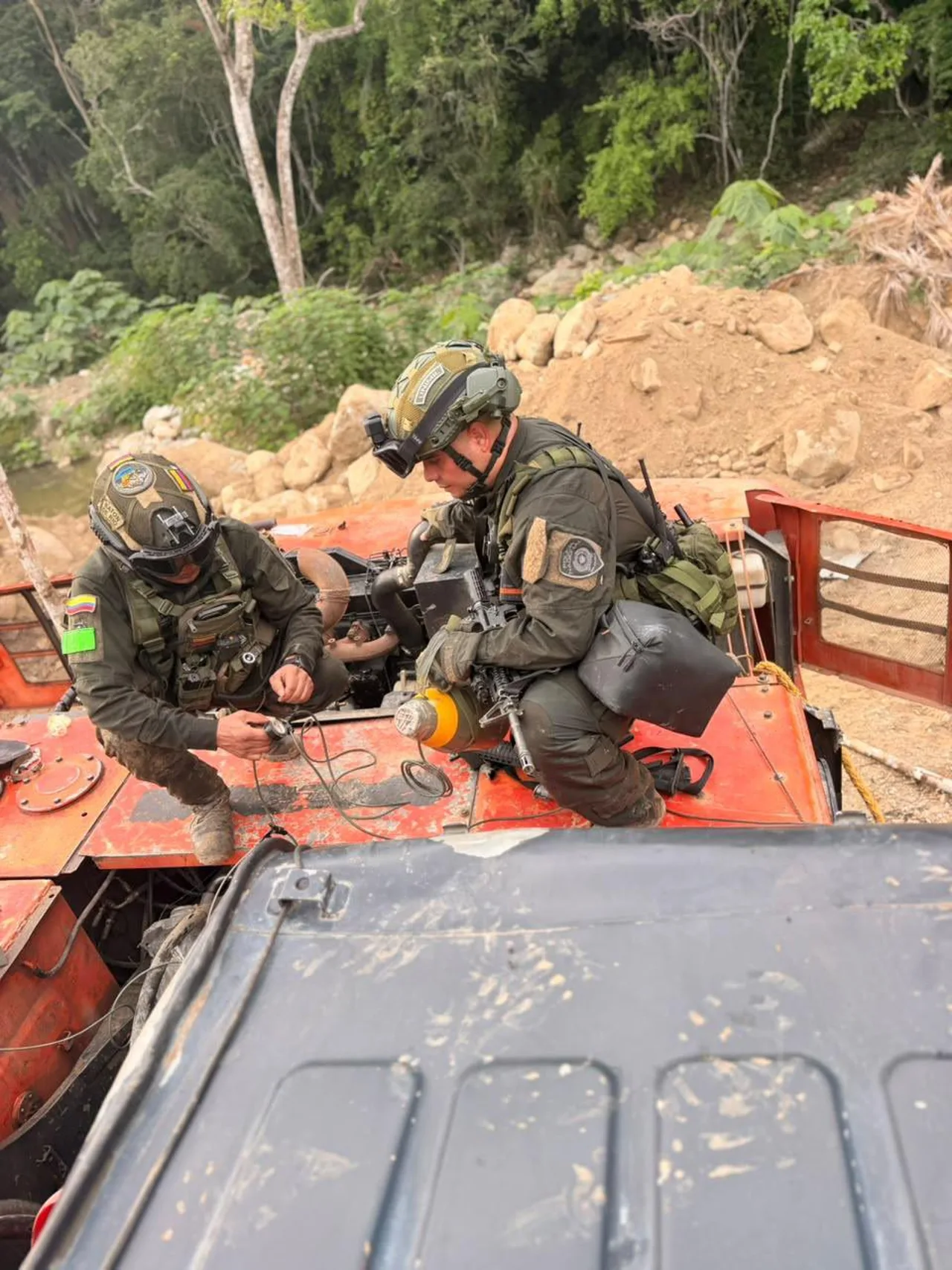 ¡Golpe a la minería ilegal! Destruyen cinco excavadoras que sacaban oro del río Saldaña, en Tolima 3 Policías y personal operativo intervienen maquinaria usada para la minería ilegal en el río Saldaña