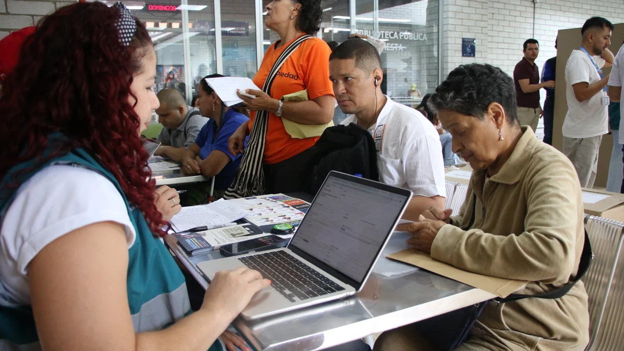 Cuatro comunas de Medellín elegirán a sus representantes en los Comités Comunales de Inclusión 3 Habitantes de varias comunas de Medellín participan en la jornada de elección de los Comités Comunales de Inclusión