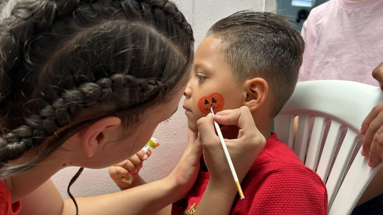 Bello se disfraza: conciertos, fogatas y misterio gratis hasta el 3 de noviembre 2 Niño con la cara pintada de calabaza en una actividad de Halloween en Bello