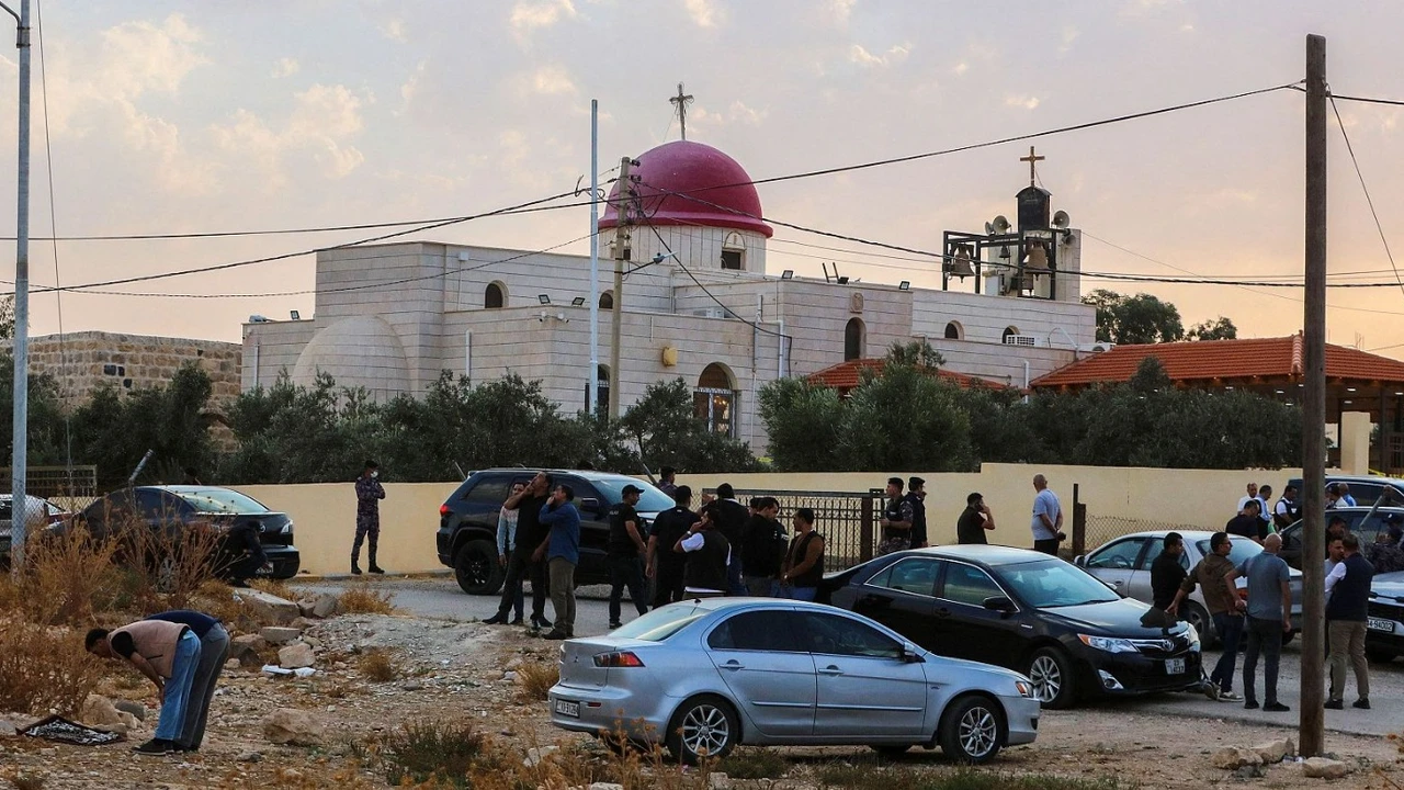 Irrumpen en una iglesia en pleno funeral en Jordania: el video del ataque que conmociona al mundo
