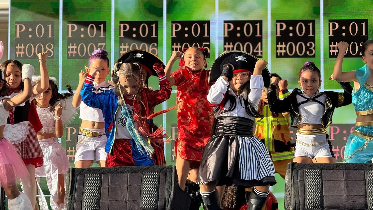Niños de Bello disfrazados en la fiesta de Halloween