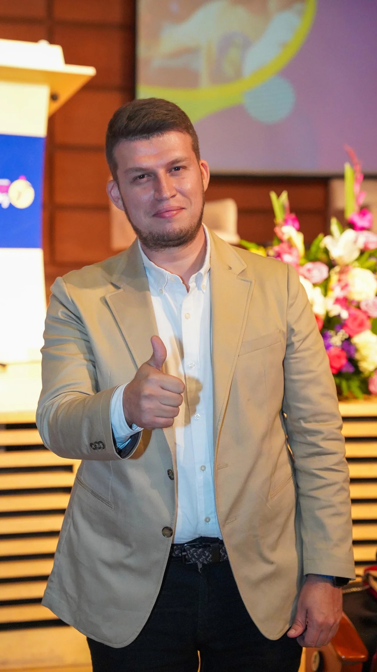 Titiribí se viste de orgullo: alcalde gana reconocimiento nacional como Gobernante comprometido con la niñez 4 Registro de la entrega del reconocimiento a Titiribí