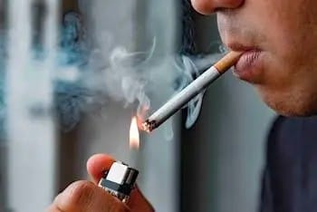 Liga Contra el Cáncer, contra rebaja de impuestos al tabaco: «La salud debe ser una prioridad» 2 Persona encendiendo un cigarrillo