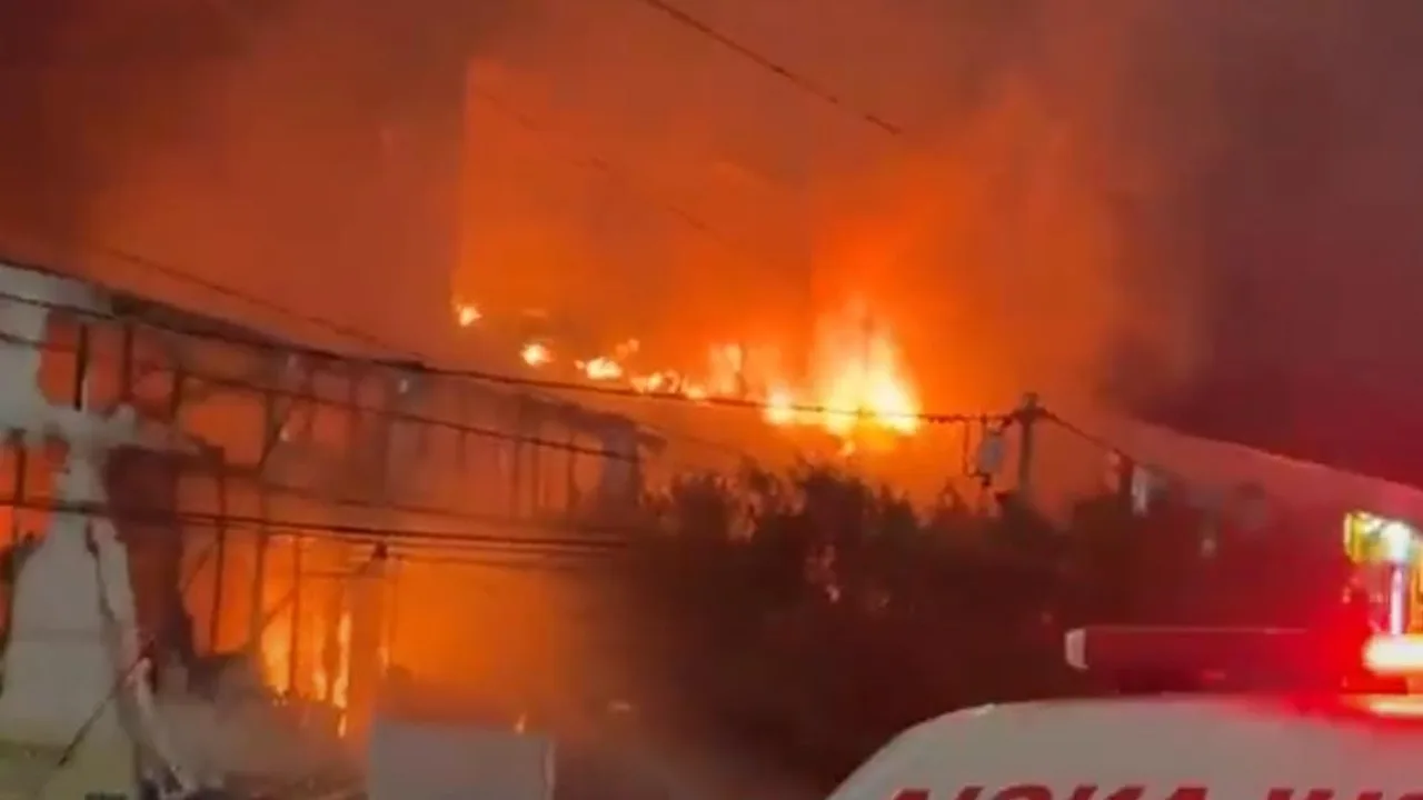 Incendio frente a La Plazuela de Cartagena compromete tres locales comerciales