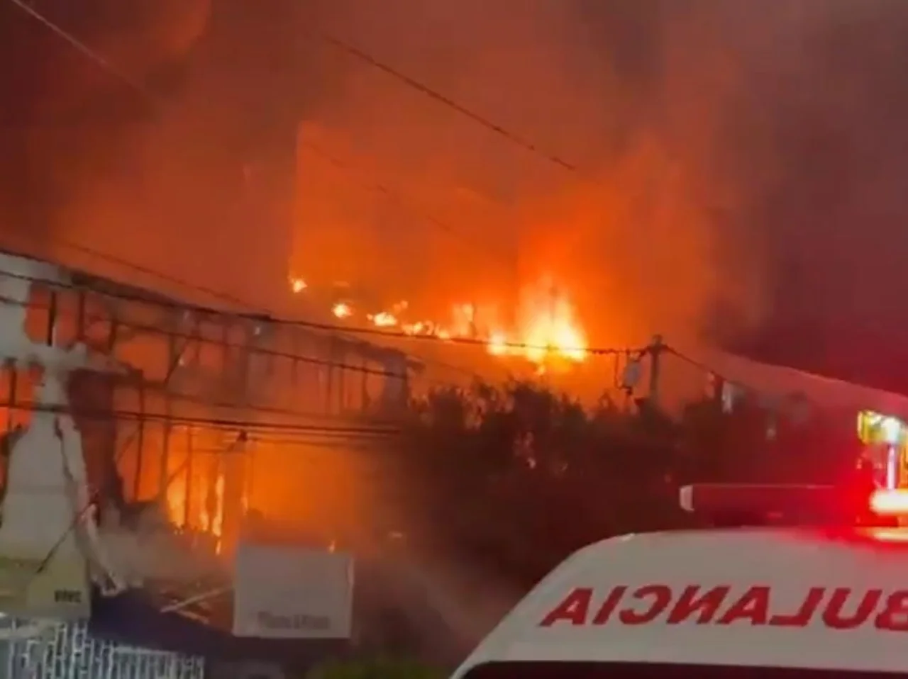 Incendio frente a La Plazuela de Cartagena compromete tres locales comerciales 2 Incendio frente a La Plazuela de Cartagena