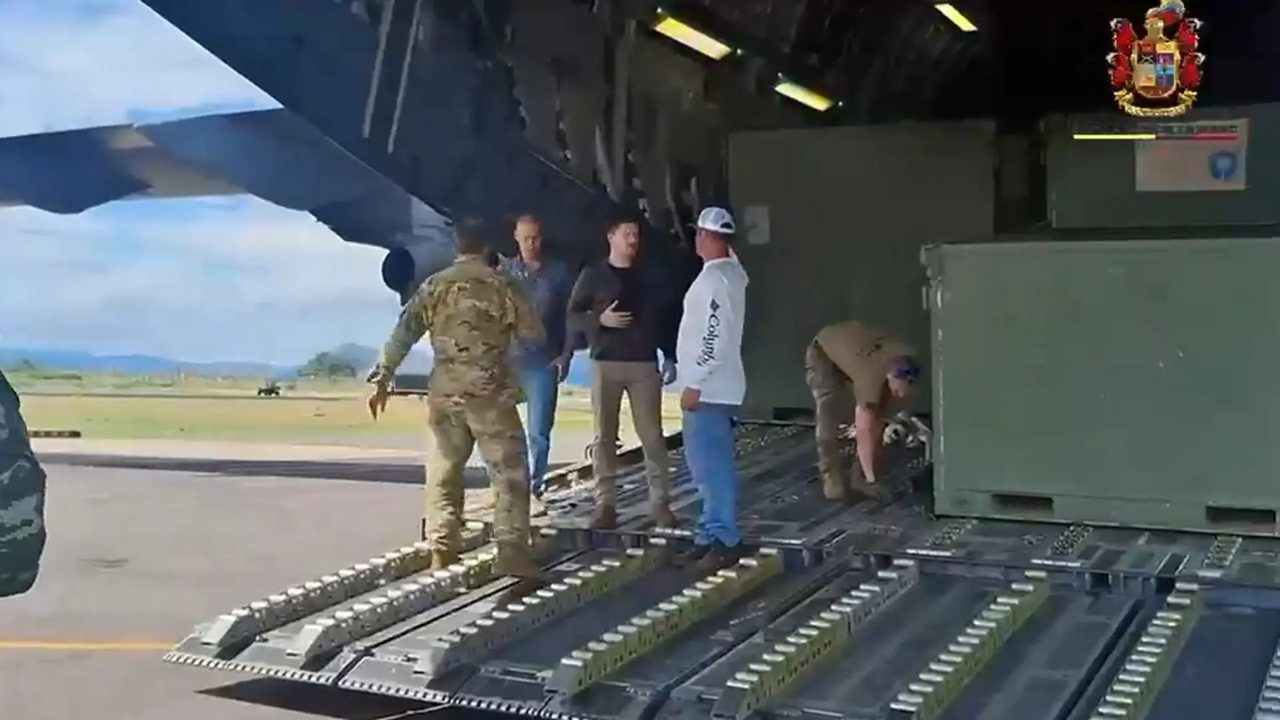 «Antioquia está lista»: Rendón reitera al presidente ser piloto de los entrenamientos con EE. UU. 3 Militares de Estados Unidos junto a un contenedor en el avión de transporte