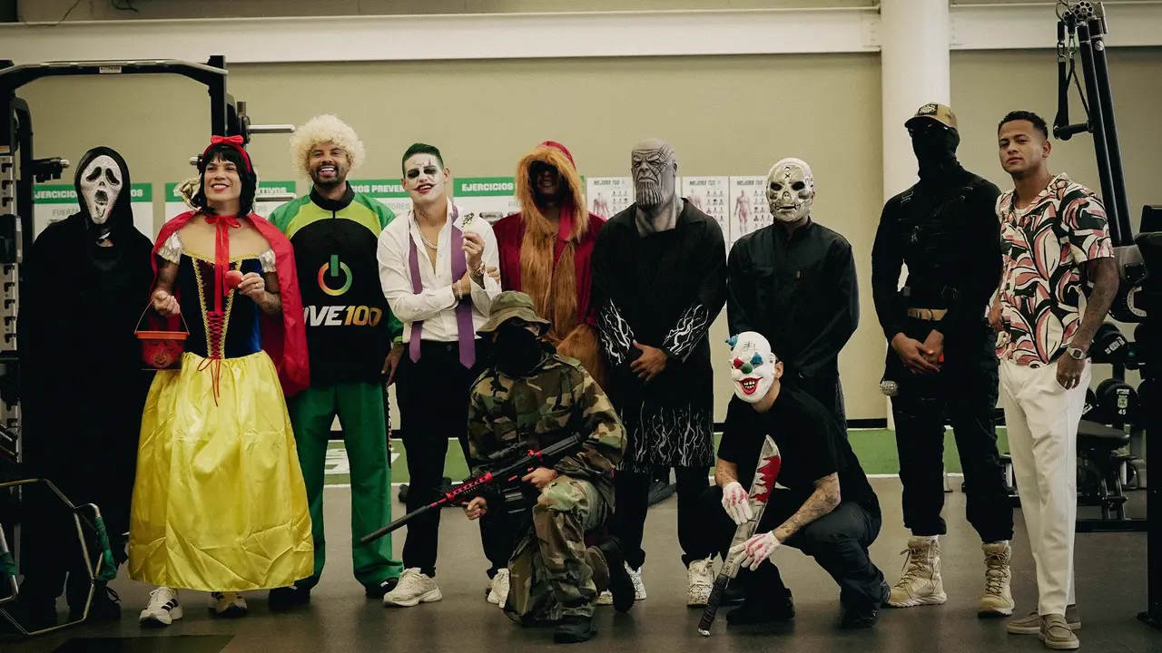 ¿Alguien sabe de nuestros jugadores? Nacional "invadido" por extraños seres 2 Plantel de Atlético Nacional en el gimnasio con disfraces de Halloween