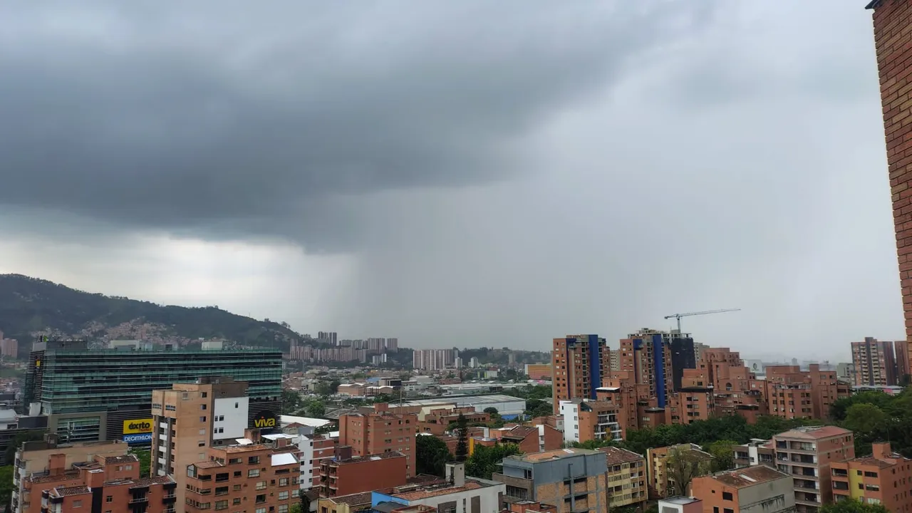 Nubarrón oscuro y cortina de lluvia sobre el Valle de Aburrá este domingo.
