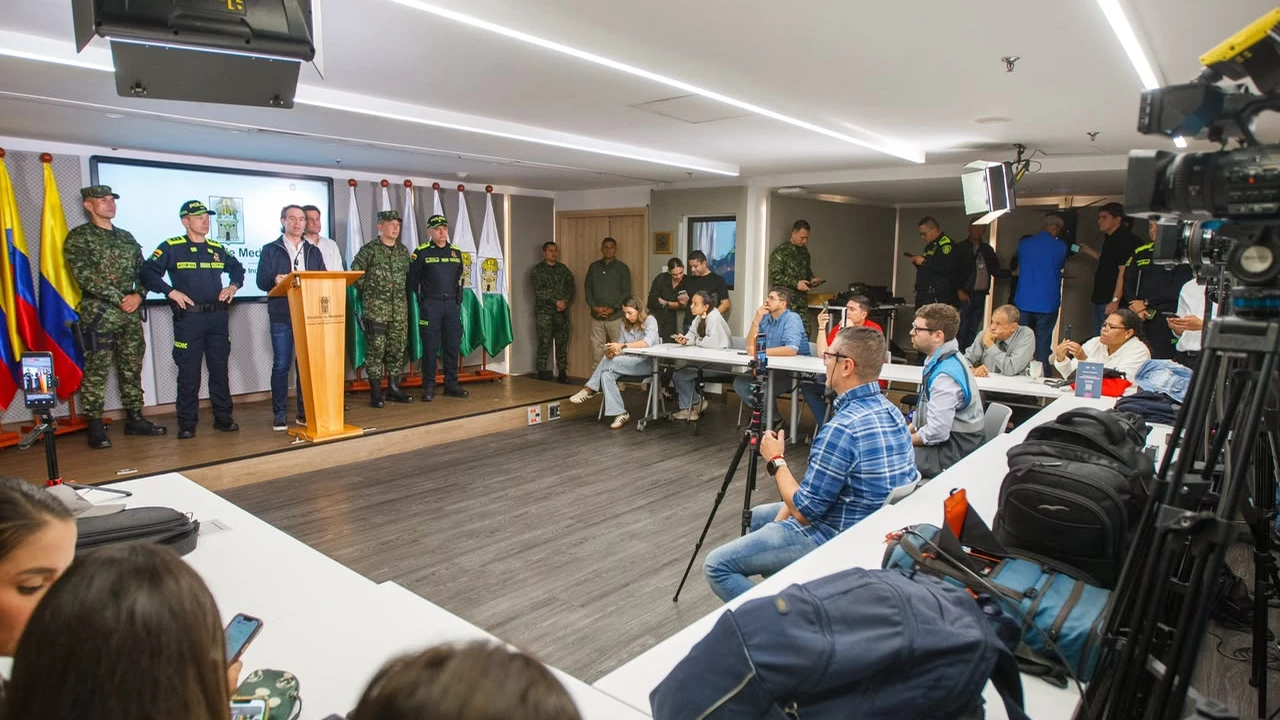 Megaoperativo en Medellín: Fico habla del plan que tendría Primo Sangre y del golpe a La Roja 3 Rueda de prensa sobre los resultados del megaoperativo en Medellín