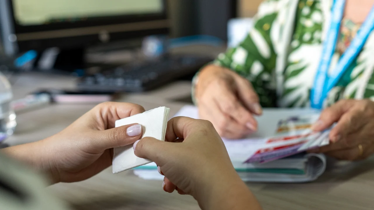 Del Prado a Palmitas: Más de 8 mil atenciones para las mujeres de los cinco corregimientos de Medellín 2 Orientación a una mujer en una oficina de la Secretaría de las Mujeres