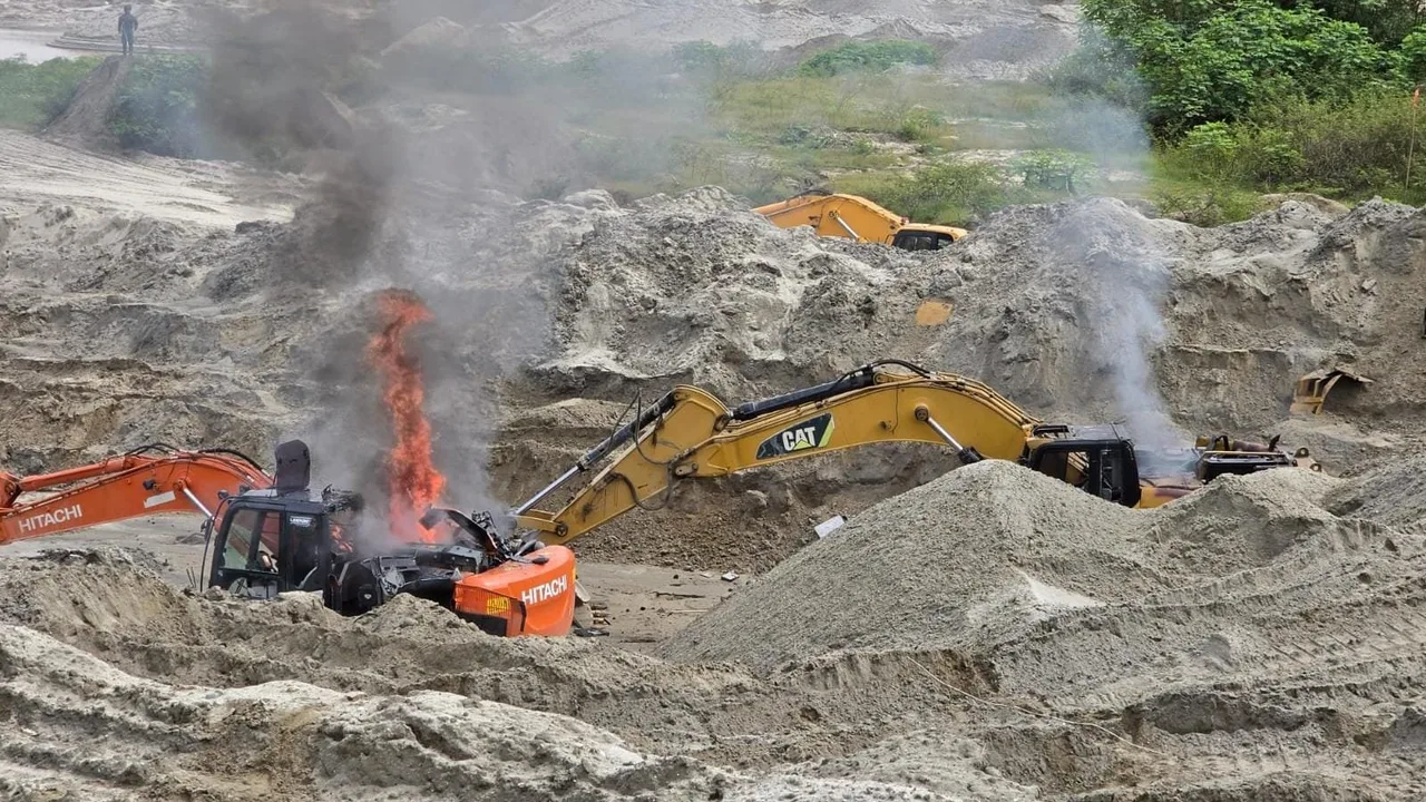 Golpe de más de $1.000 millones a la minería ilegal en Nechí: Ejército inutilizó dragas y maquinaria