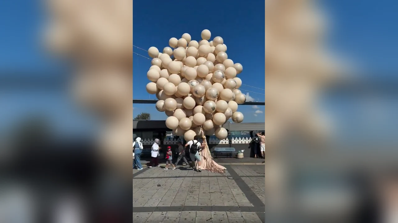 Novia atrapada por una nube de globos durante su sesión de fotos en Estambul, Turquía
