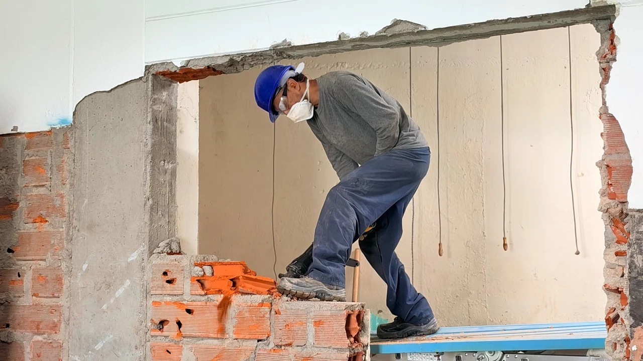 Más que pintura: obras de renovación cambiarán ocho sedes educativas de Medellín 3 Trabajos de renovación en una sede educativa de Medellín