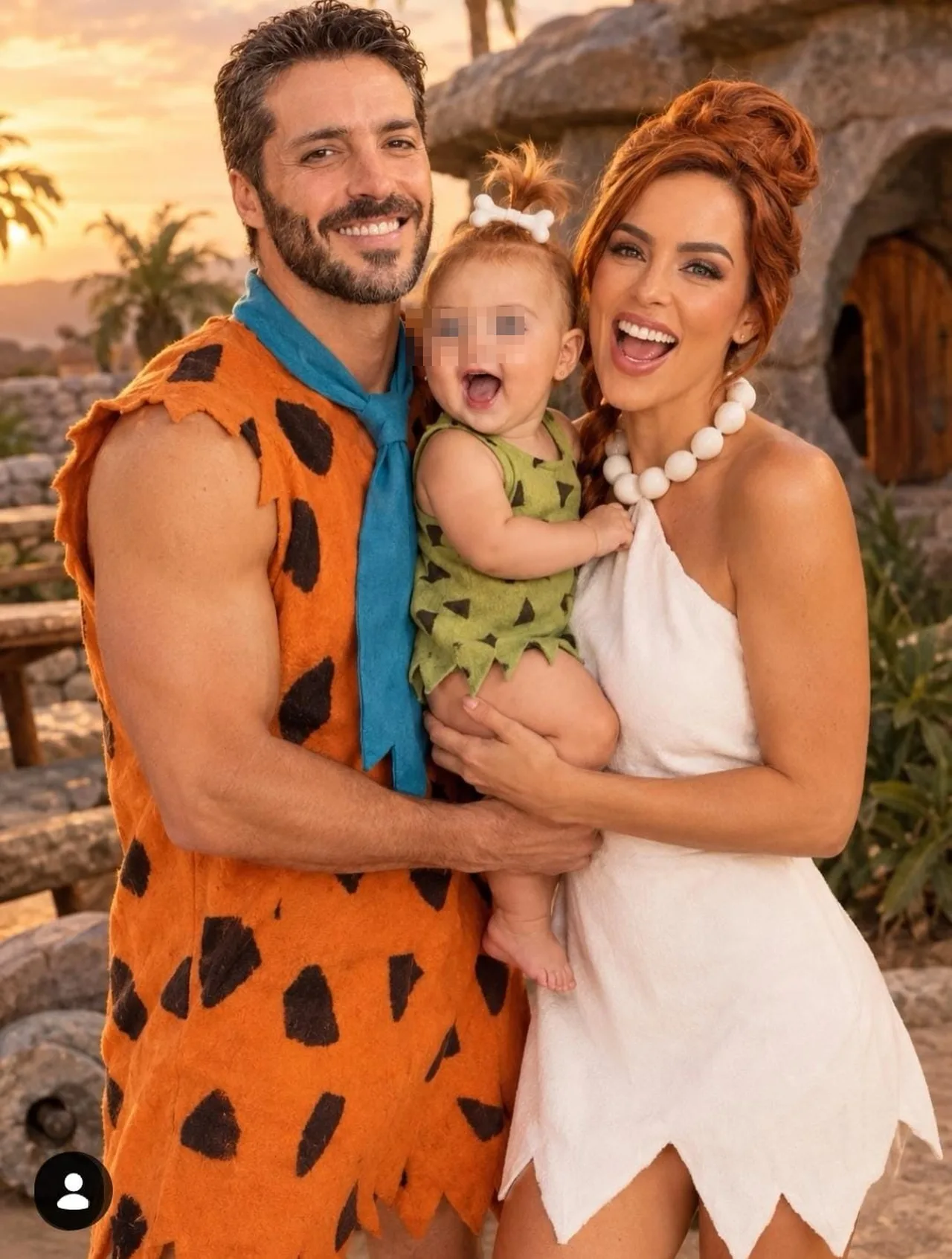 Sara Corrales celebró el primer Halloween de su hija Mila con disfraces de Los Picapiedra 2 Sara Corrales, Damián Pasquini y su hija Mila disfrazados de Los Picapiedra