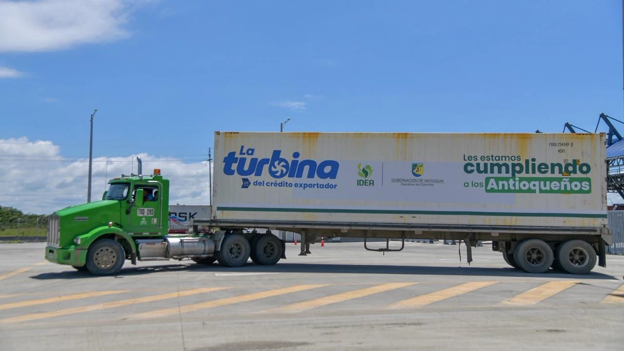 Puerto Antioquia: $50 mil millones en créditos para que el agro antioqueño conquiste nuevos mercados 2 Camión de la Turbina de crédito exportadora en Puerto Antioquia
