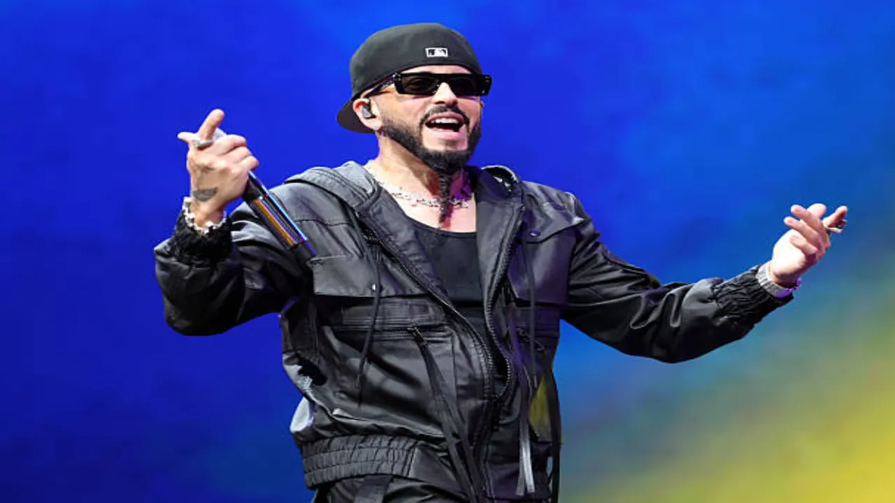 Yandel cantando en el escenario durante un concierto