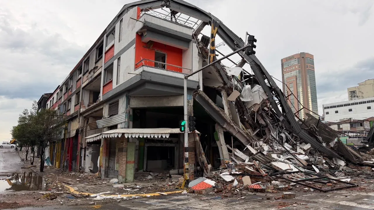 Colapsó edificio en proceso de demolición en el centro de Pereira: buscan a dos personas entre los escombros