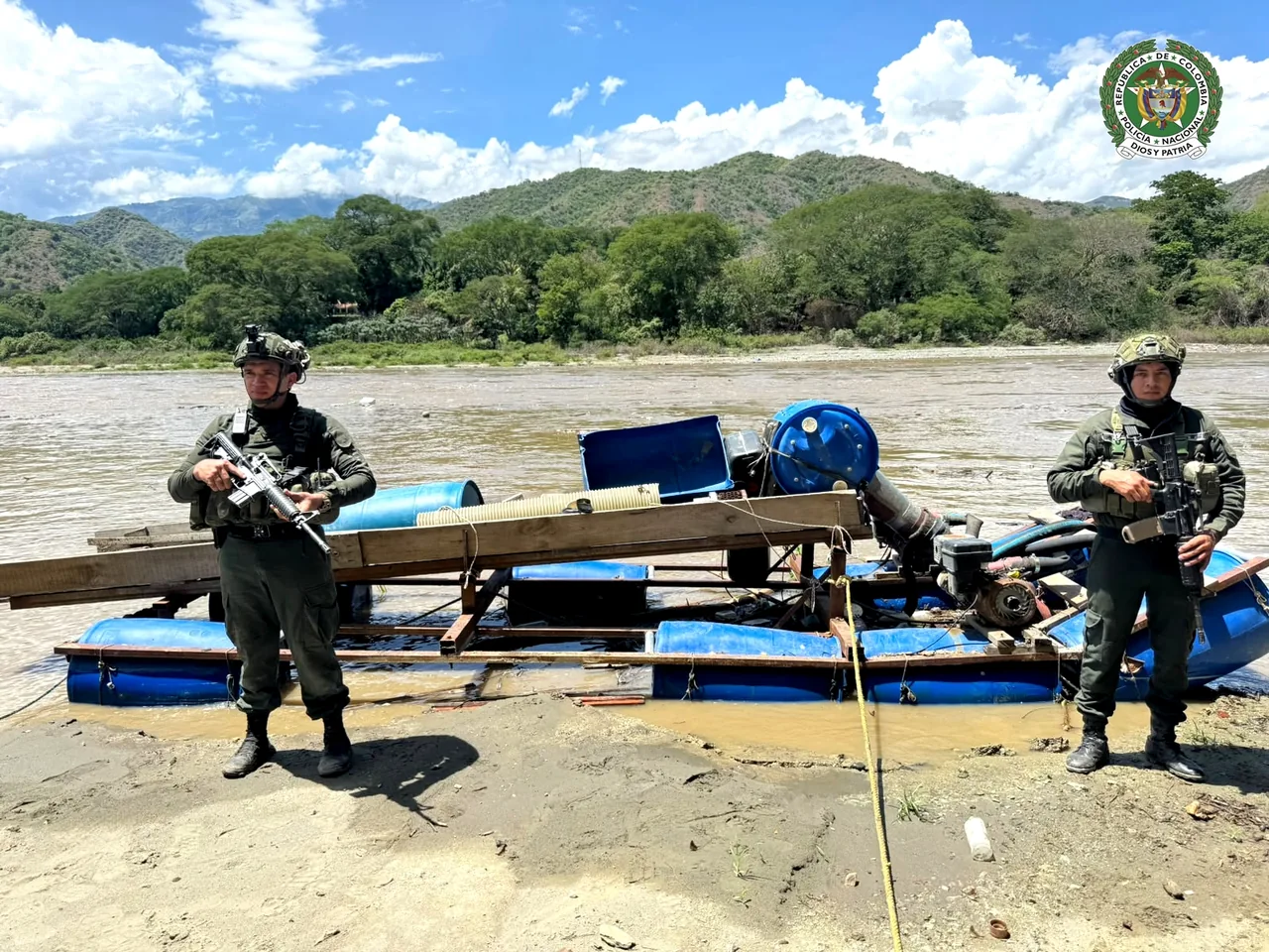 Cayeron cuatro minas ilegales en Santa Fe de Antioquia: les destruyeron 48 motores y una draga 4 Draga tipo buzo incautada por la Policía en Santa Fe de Antioquia