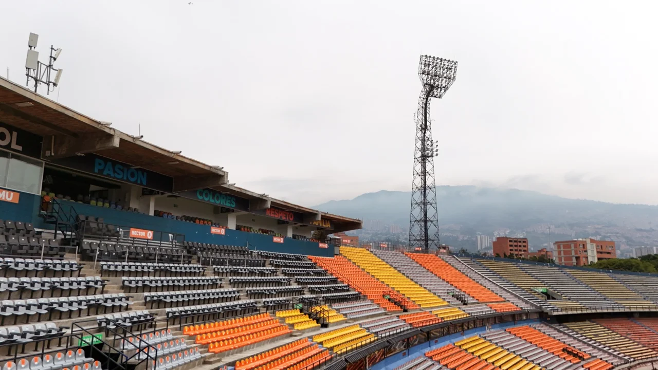 Atanasio Girardot sin cubierta occidental: así avanza el cambio que lo llevará a más de 60 mil espectadores 5 Graderías y torre de iluminación del estadio Atanasio Girardot