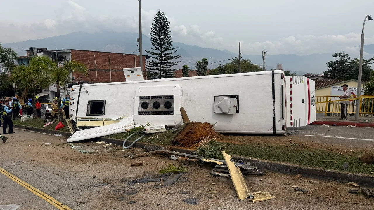 Iban de peregrinación a Guarne y su bus volcó en la avenida Barranquilla: 16 heridos 4 Vista amplia del bus volcado de lado en la avenida Barranquilla