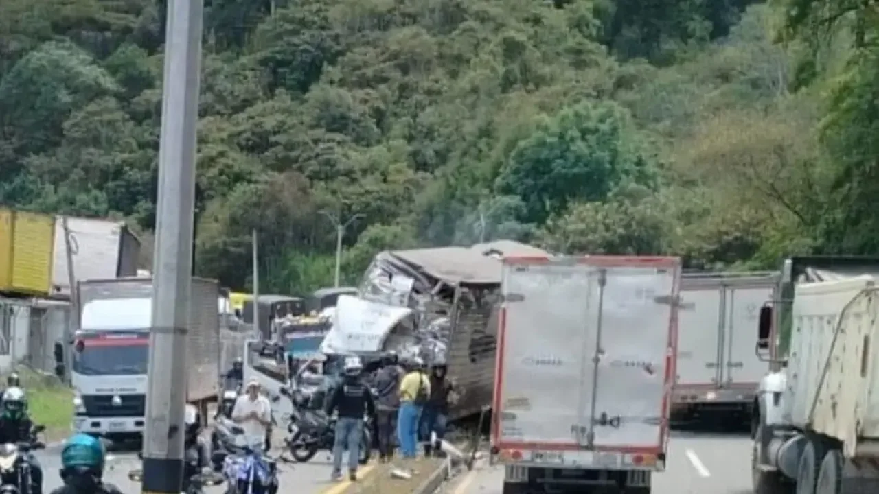Accidente en la vía Medellín-Bogotá, antes del peaje de Copacabana, genera fuerte congestión 1 Accidente en la vía Medellín-Bogotá, antes del peaje de Copacabana