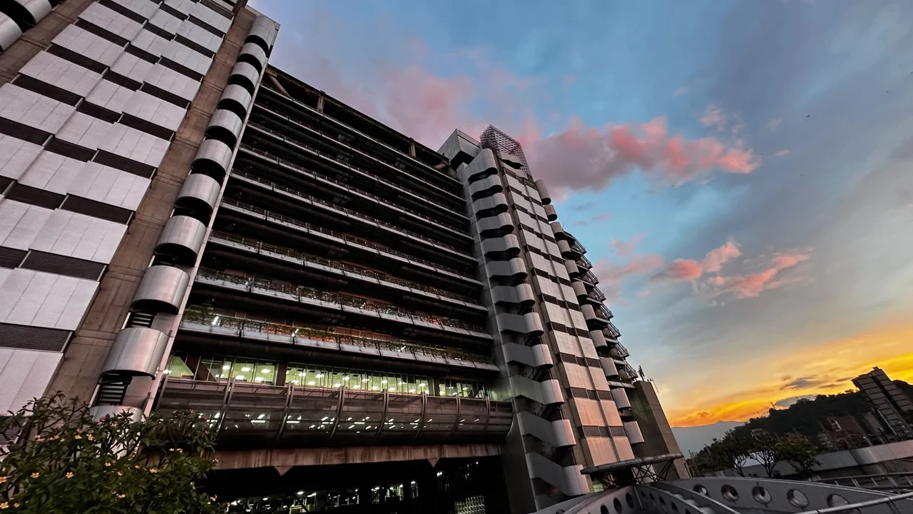Afinia tiene asfixiado a EPM: esta es la realidad de la empresa en el Caribe 4 Edificio de EPM en Medellín al atardecer