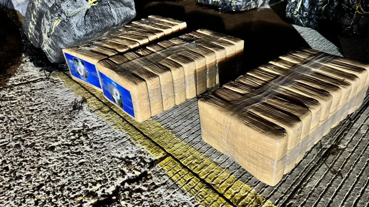 ¡Duro golpe al narcotráfico! Armada incautó más de tres toneladas de cocaína en Cartagena 4 Paquetes de clorhidrato de cocaína hallados en el predio de Punta Canoas