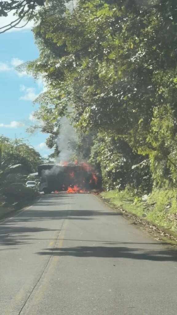 Incineraron un camión y habrían marcado vehículos con insignias del ELN en la vía Quibdó-Pereira 3 Vehículo en llamas reportado en el corredor vial Quibdó-Pereira