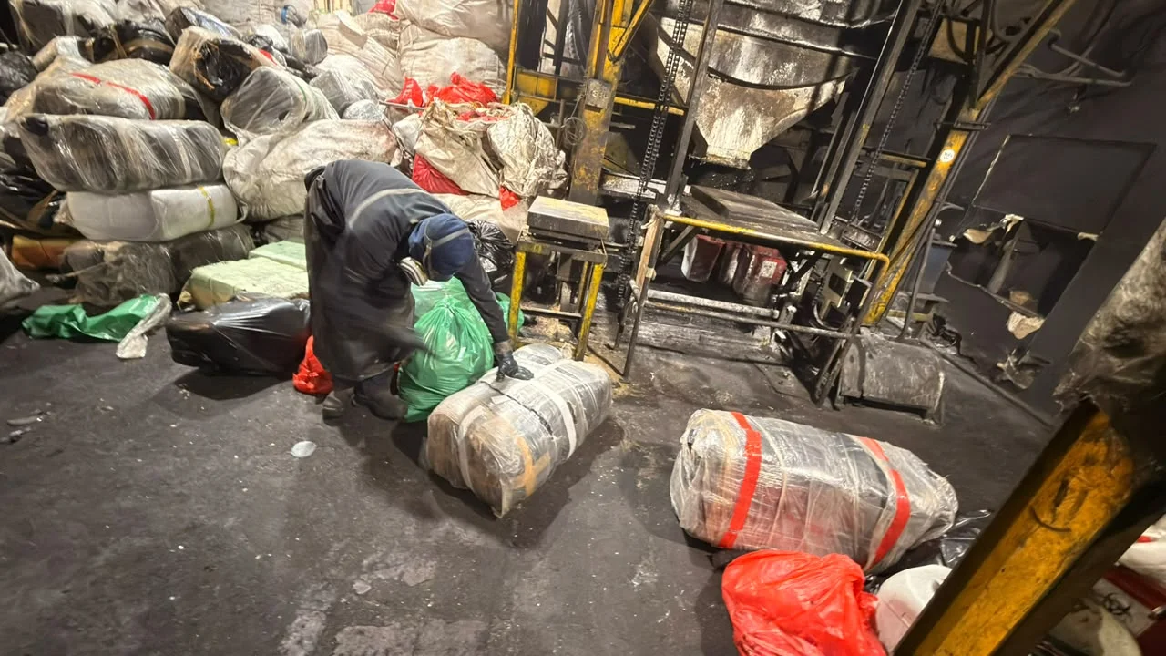 Cuatro días de hornos encendidos: así se esfumaron seis toneladas de marihuana de Belén y Copacabana 3 Operario revisa bultos de marihuana antes de ser destruidos