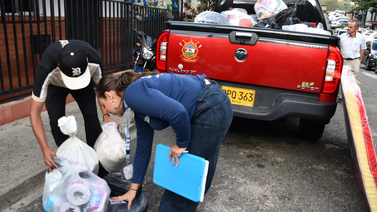 Calamidad pública en Bello: la ladera de La Sonora sigue en movimiento y hay casas selladas 4 Funcionarios descargan ayudas humanitarias para familias afectadas en Bello