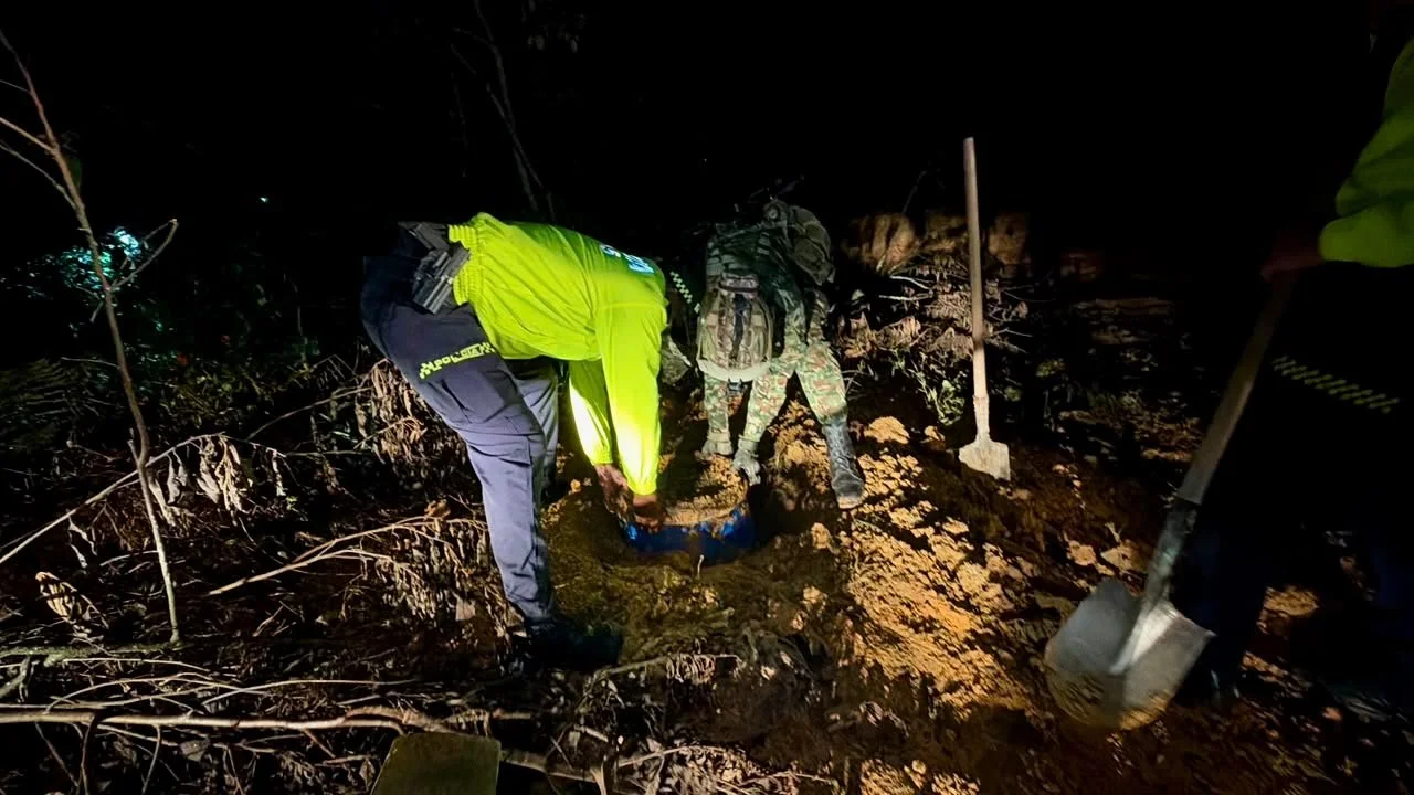 ¡Otro golpe a El Mesa! Incautan 40 kilos de cocaína en El Carmen de Viboral y afectan sus finanzas 3 Soldados y policías excavan en zona de monte de noche para sacar un barril con droga