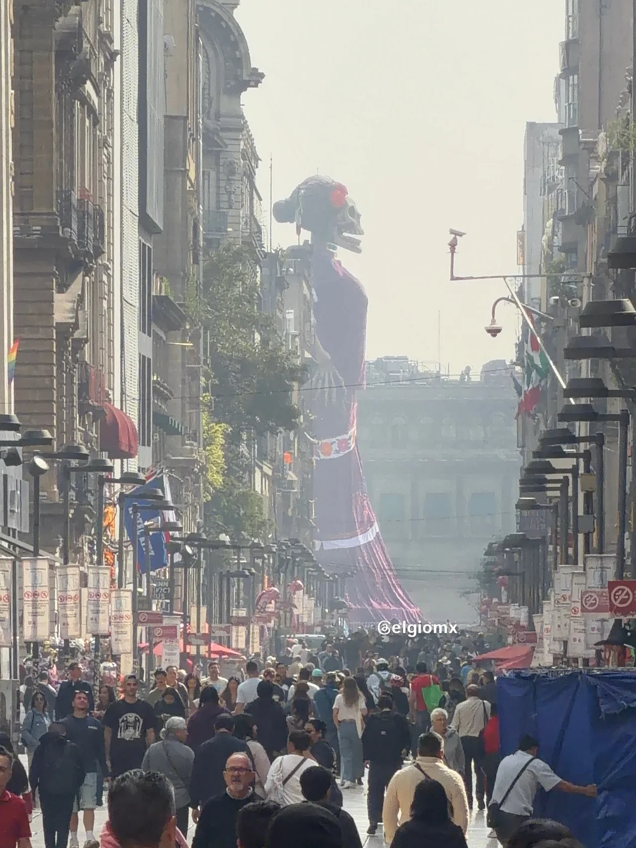Catrina gigante de 32 metros deslumbra en el Zócalo de Ciudad de México y va por récord Guinness 2 Catrina gigante de 32 metros en el Zócalo de Ciudad de México