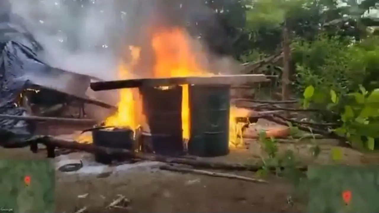 Estructura incendiada con barriles, operación contra el Clan del Golfo en el Chocó