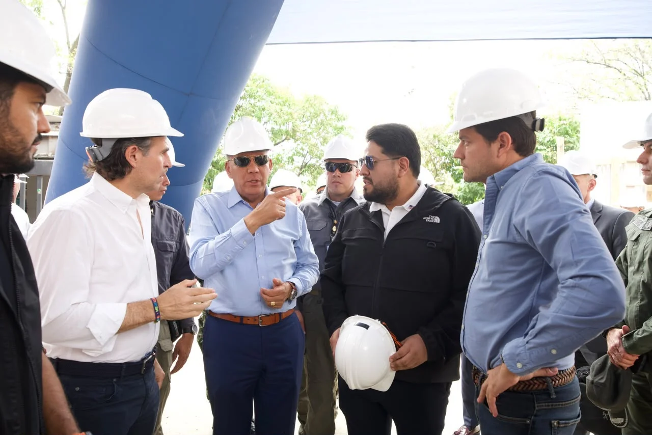 «Que se tengan duro los criminales»: Medellín será sede de la Coalición contra Carteles de Las Américas 4 El alcalde Fico Gutiérrez y la delegación de Colombia y Estados Unidos en la visita a las obras del C5i