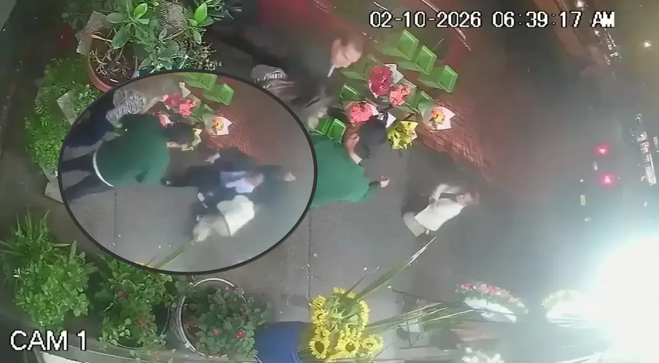 Adulta mayor denuncia agresión en floristería de Bogotá por pedirle a un conductor que no parqueara 1 Imagen de cámara de seguridad de la floristería en Bogotá donde habría ocurrido la agresión a una comerciante adulta mayor