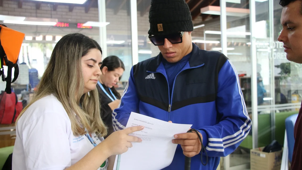 Cuatro comunas de Medellín elegirán a sus representantes en los Comités Comunales de Inclusión 5 Una funcionaria orienta a un votante durante la jornada electoral en Medellín