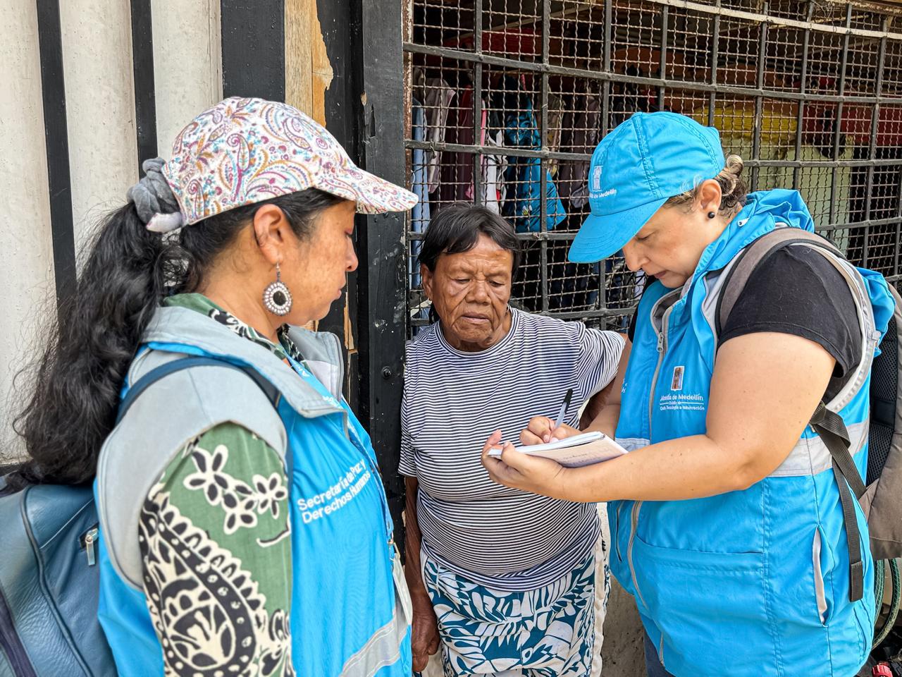 Alcaldía de Medellín ha entregado más de 800 ayudas a 330 familias afectadas por las lluvias 3 Funcionarias de la Alcaldía registran los datos de una residente afectada por las lluvias en Medellín