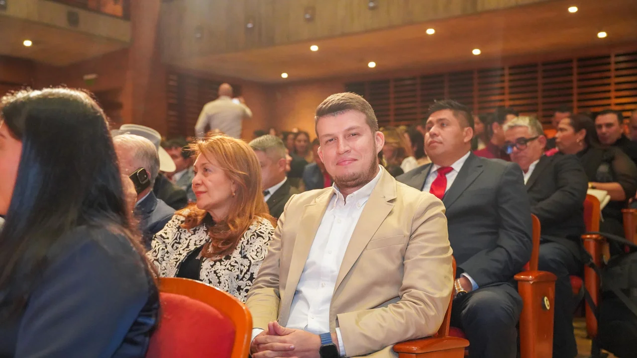 Titiribí se viste de orgullo: alcalde gana reconocimiento nacional como Gobernante comprometido con la niñez 5 Registro de la entrega del reconocimiento a Titiribí