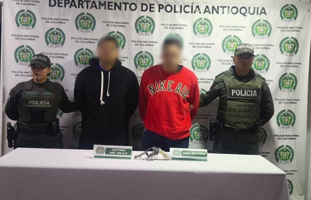 Dos capturados en Amalfi junto al revólver calibre .38 incautado, acompañados por uniformados de la Policía