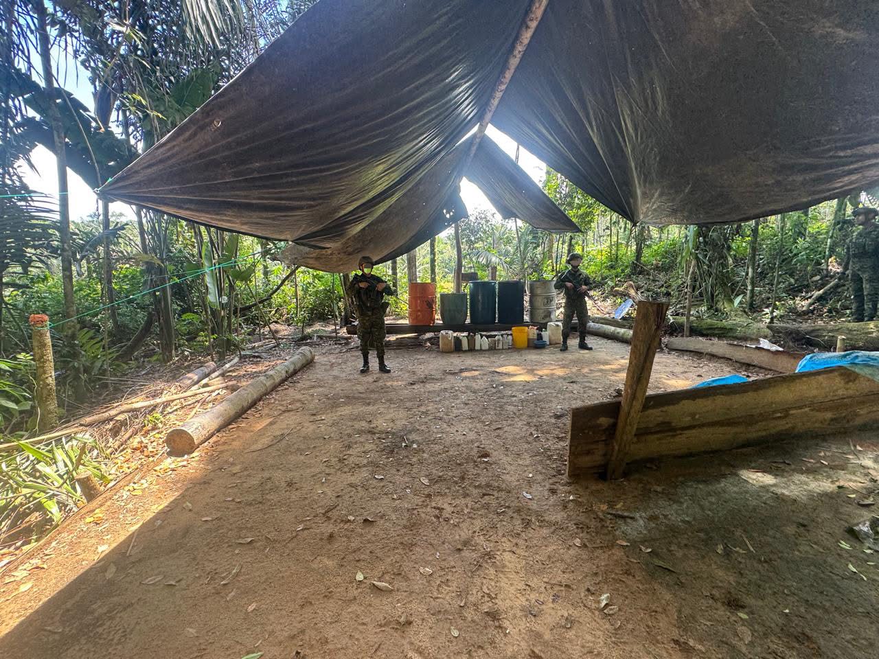 Ejército destruye cuatro laboratorios de pasta base de coca del Clan del Golfo en Mapiripán, Meta 4 Soldados custodian un laboratorio de pasta base de coca destruido en Mapiripán, Meta