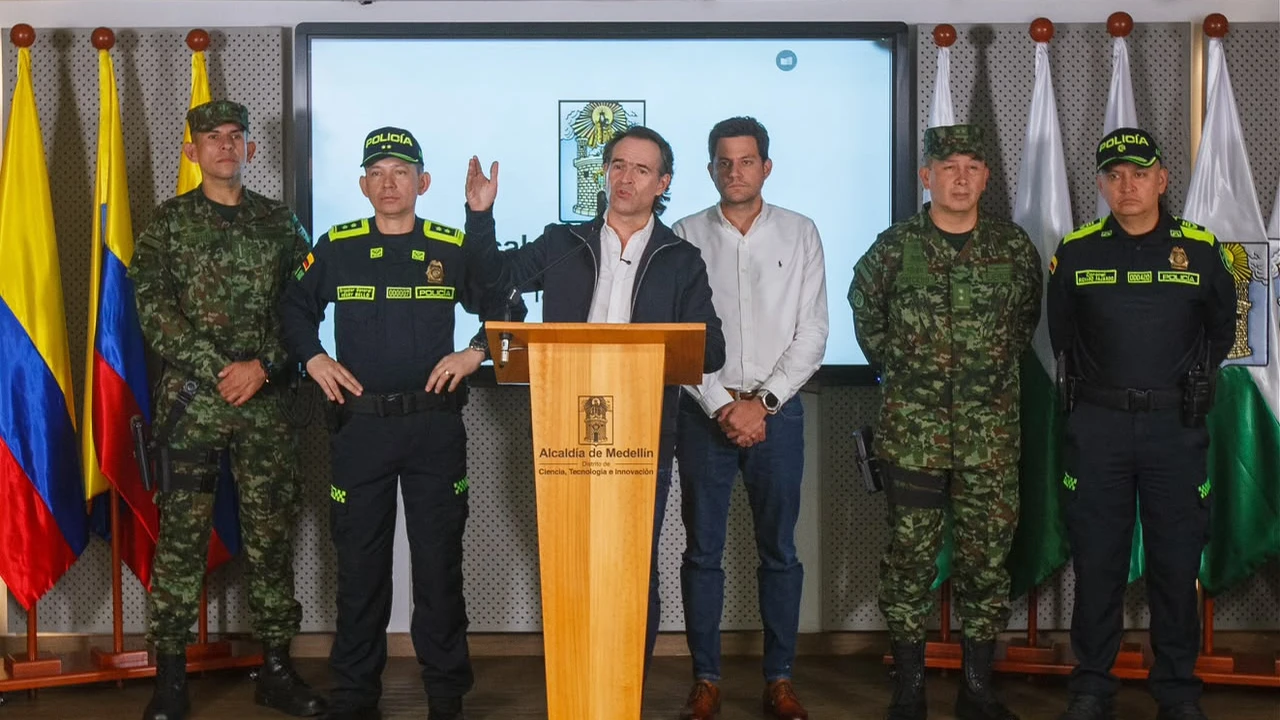 Megaoperativo en Medellín: Fico habla del plan que tendría Primo Sangre y del golpe a La Roja 2 Fico y autoridades durante la presentación del megaoperativo en Medellín