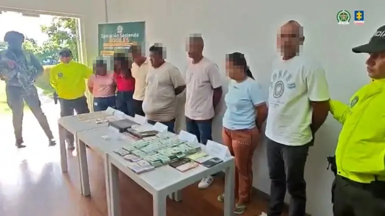 Capturados por minería ilegal en Antioquia custodiados por la Policía Nacional junto al dinero incautado